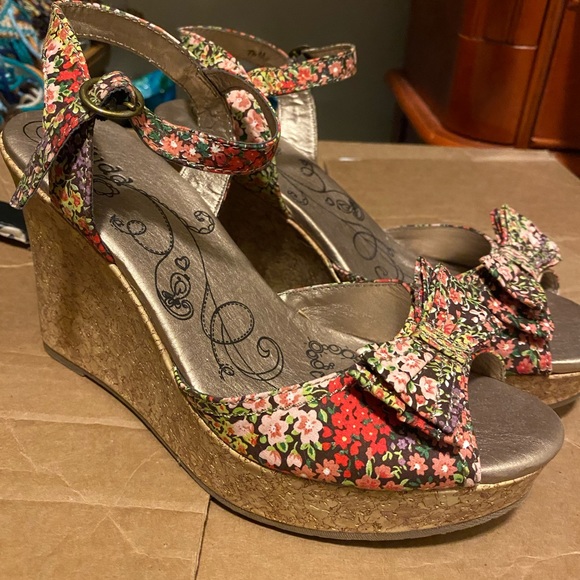 Mudd wedges. Super cute floral design - Picture 4 of 4
